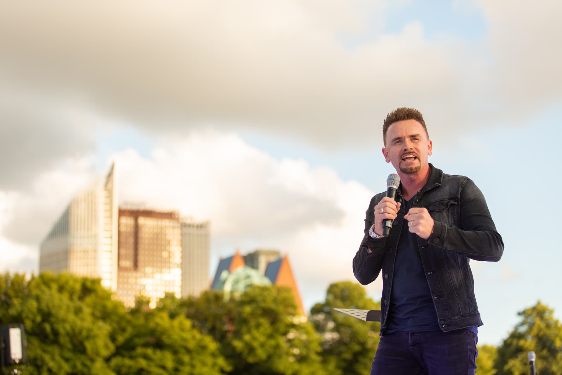 Portretfoto van David de Vos, oprichter en trainer van To The Next